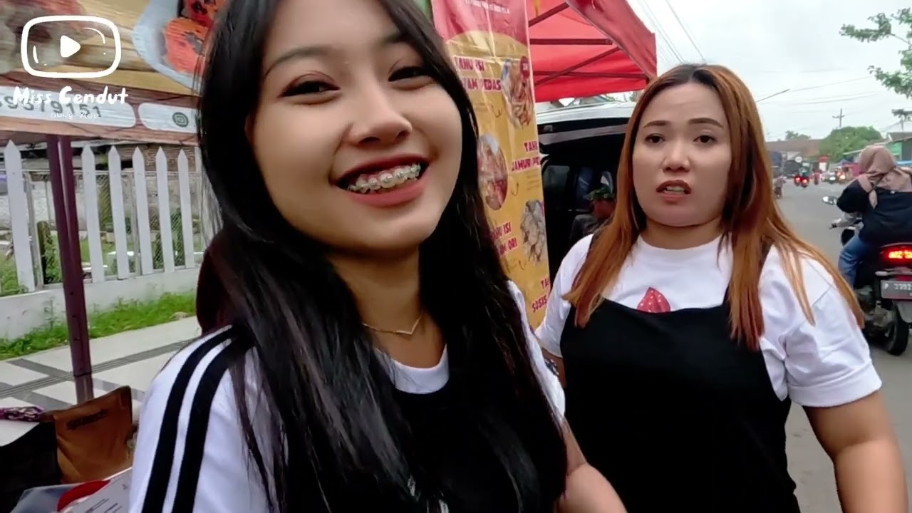 Nyore cari jajanan  di maron genteng