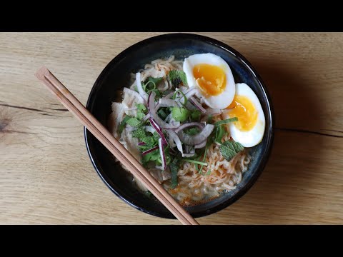 Lækker ramen af cup-noodles – Sådan laver du billig, nem aftensmad