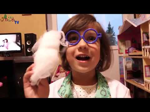 ემილია თამაშობს სათამაშოებით,ერთობა.