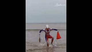 Ultraman Menari di Pantai Bawa Lobster