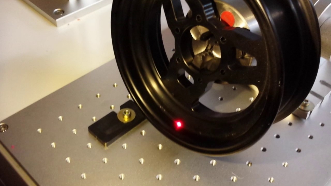 Marcatura laser logo su cerchio minimoto alluminio anodizzato