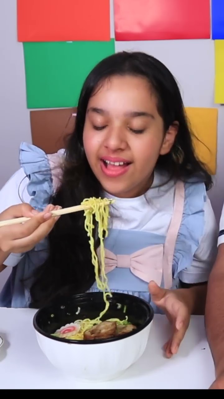 شفا جربت نودلز ياباني مثل الرسوم المتحركة !! Shfa tried noddles from cartoon