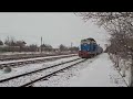 Două trenuri în zile diferite pe timp de ninsoare în stația PiatraOlt.