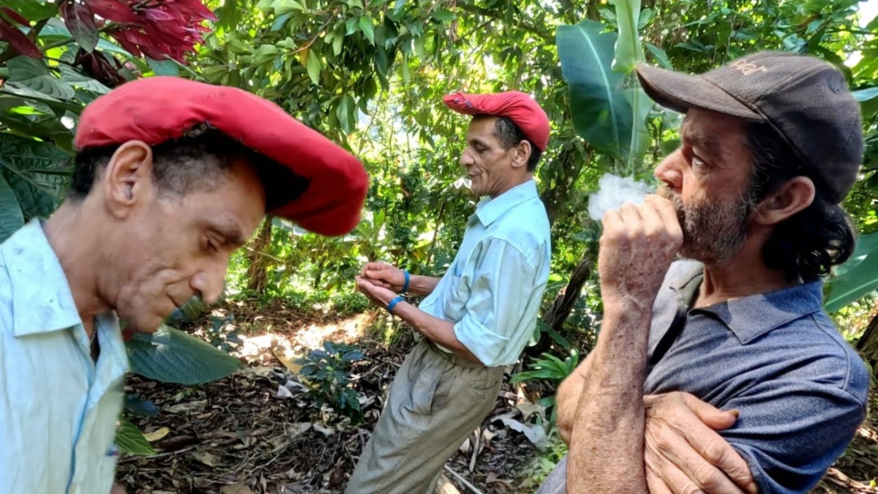 Don NEGRO dice tener 4 HIJAS y NIETAS  el muy ALEGRE compartiendo con su HERMANA.