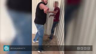 بنغازي: فيديو لشاب يتعرض للضرب من أحد مسلحي حفتر