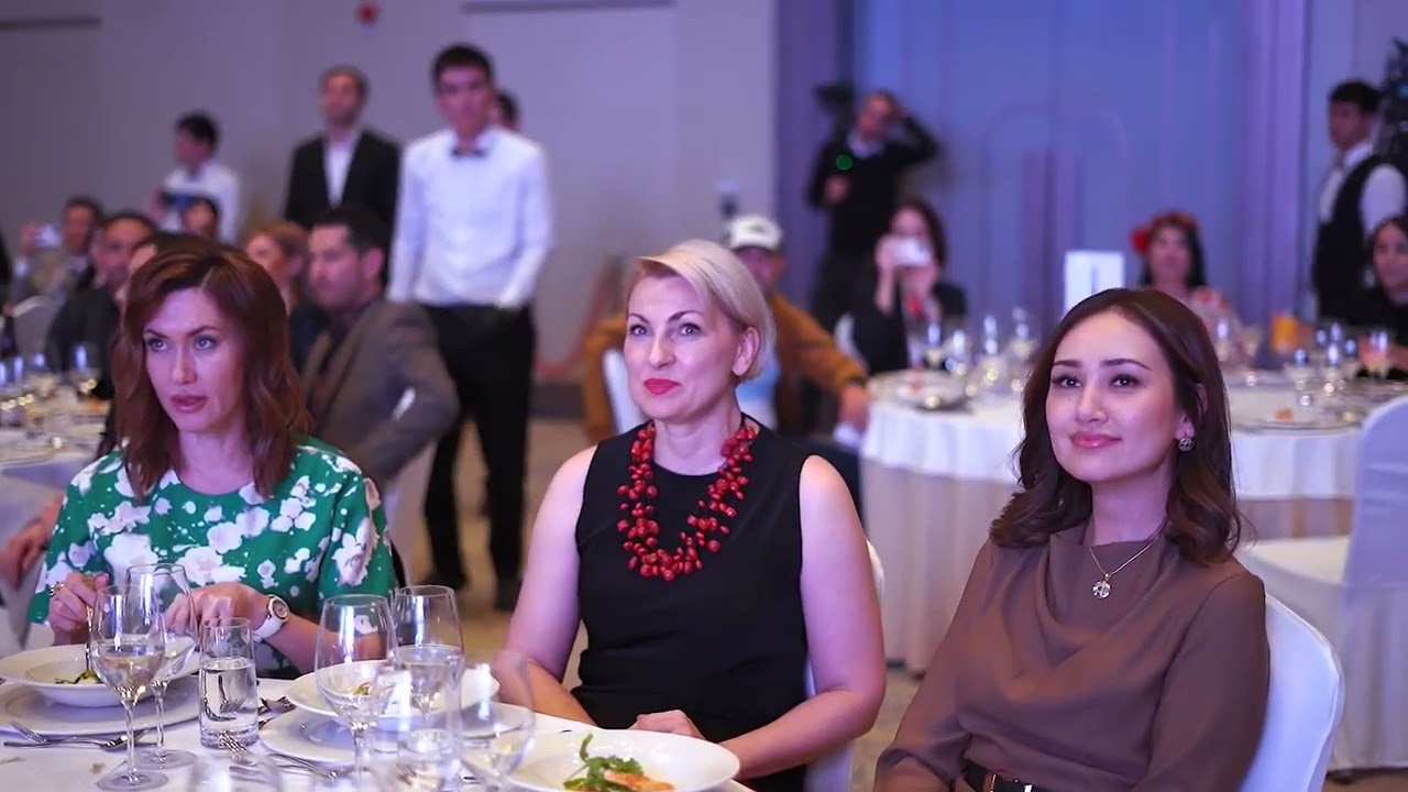 U erotik tarzda külotlarini echib oladi. Qishloqda rus porno filmlar