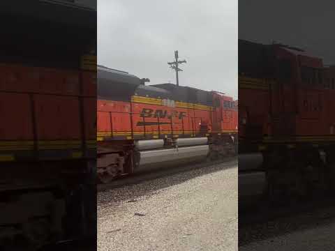 BNSF GE ES44C4 #6722 zips through Chillicothe IL on a rainy Saturday afternoon. 12/16/23