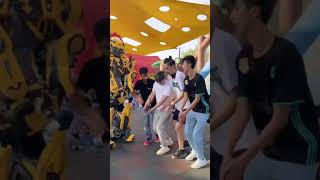 رقص شاب صيني على انغام الدحية 😂😍