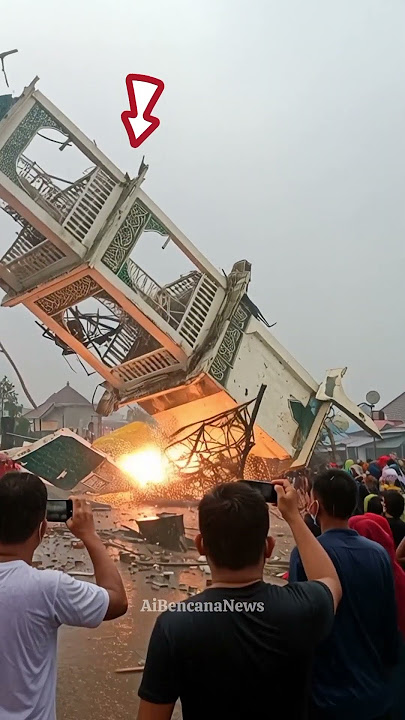 MOSQUE MINUTE COLLAPSES IN THE MIDDLE OF HEAVY RAIN, RESIDENTS PANIC #shorts #MosqueTowerCollapse...
