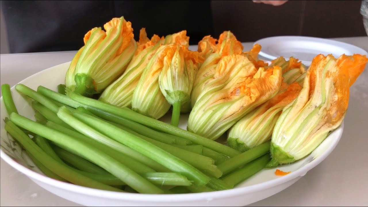 南瓜花你吃过吗 卖菜大叔推荐的做法 鲜甜美味 做法非常简单 Youtube