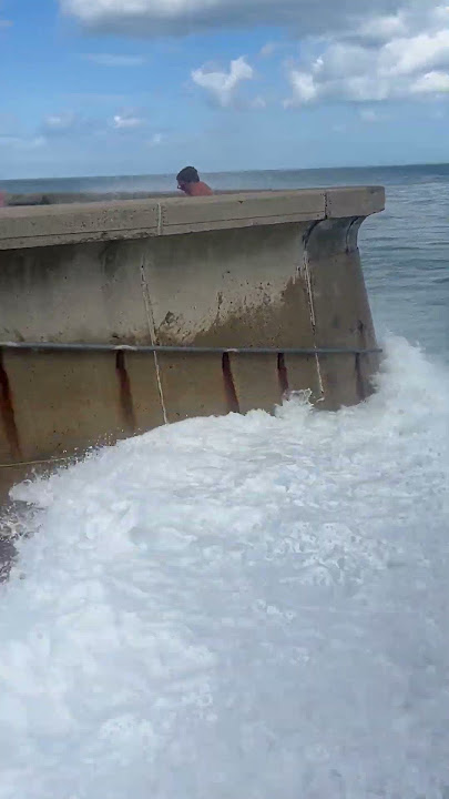 Woman Gets Soaked By Incoming Wave || ViralHog