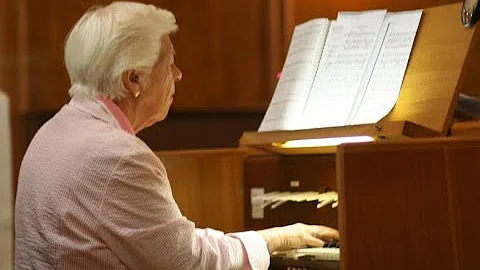 Anne Allen Christmas Hymns at the Holtkamp Organ