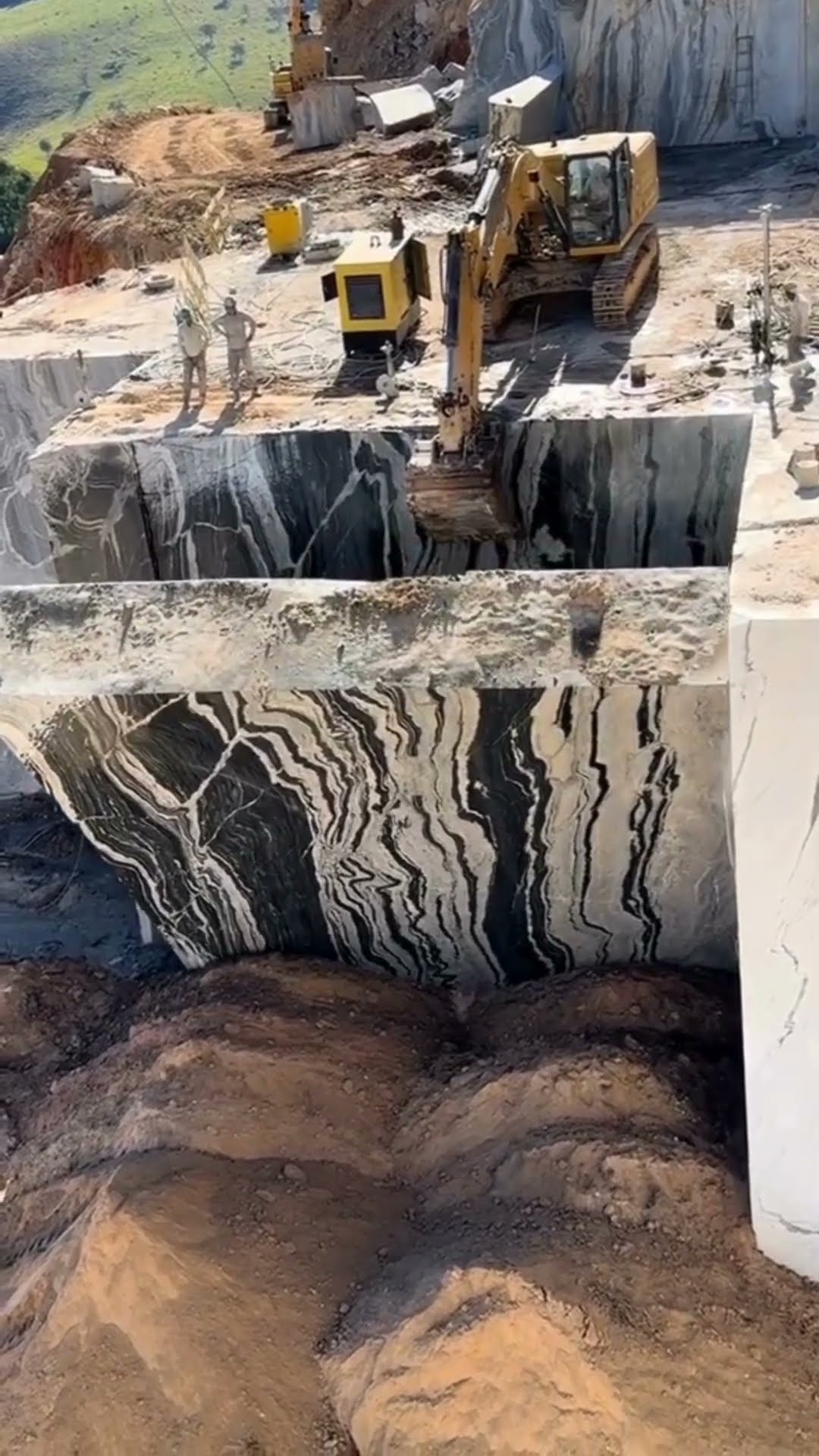 Vídeo mostrando um bloco de granito sendo retirado da pedreira