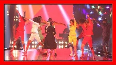Si presenta così sul palco, è boom di ascolti
