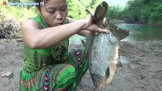 Survival Skills: How To Catch Fish by Smart Girl - Primitive Cooking - Eating Delicious