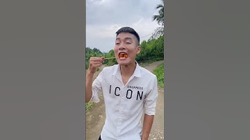 Cậu bé tốt bụng ăn kẹo xiên và cái kết hài hước #shorts