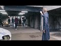 I bulli del quartiere non sanno che questo gentiluomo è un gangster pericoloso