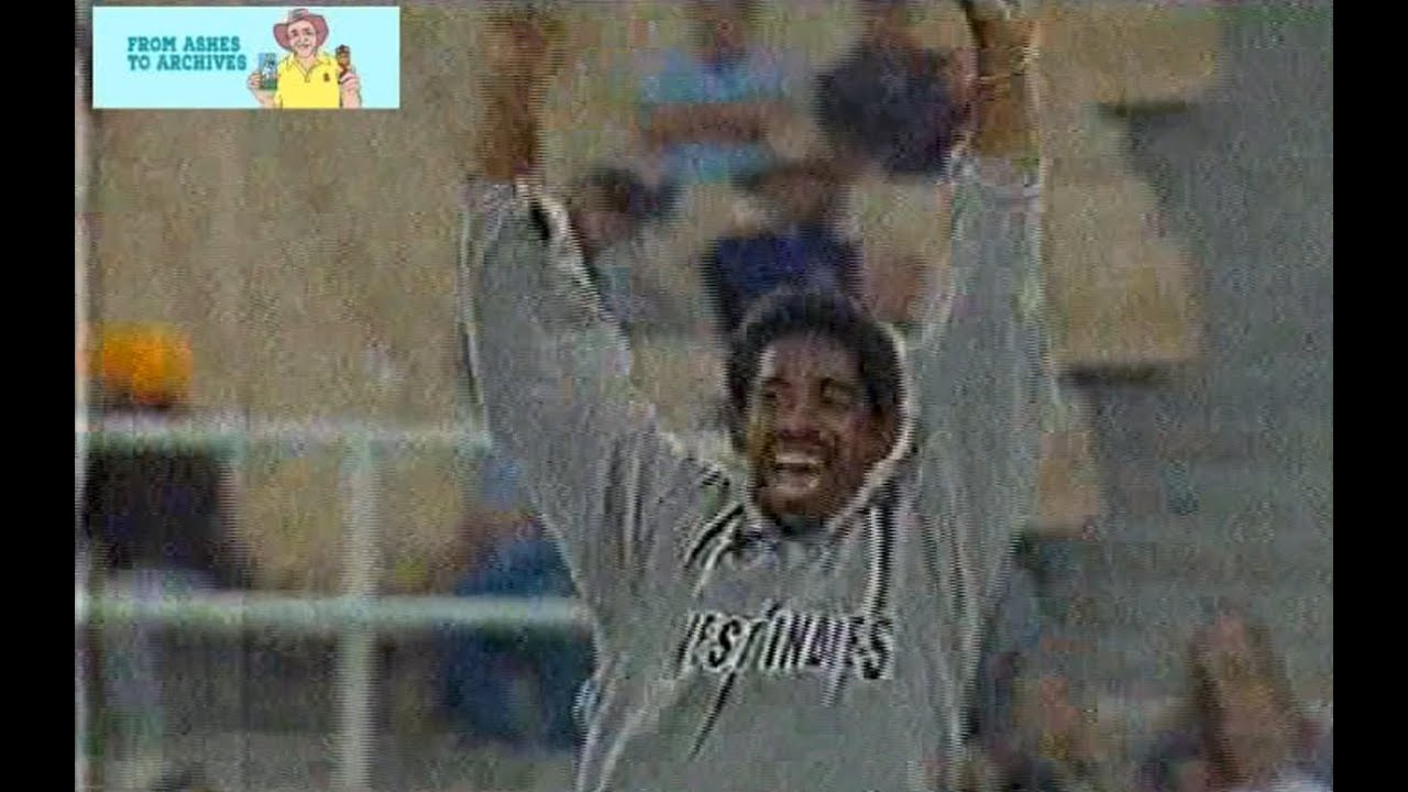 Потрясающий Фил!! Какое заклинание! Фил Симмонс забивает 4 из 3 после 10 оверов против Пакистана,...