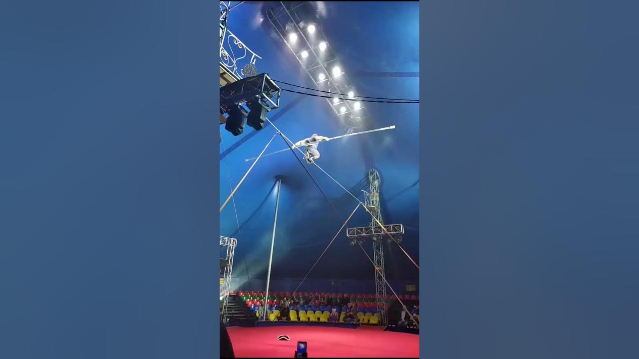 Цифровой цирк. Цирк демидовых улан-удэ 2024. Цирк шоу шапито демидовых. Выступления канатоходец в цирке. Цирк демидовых упал.
