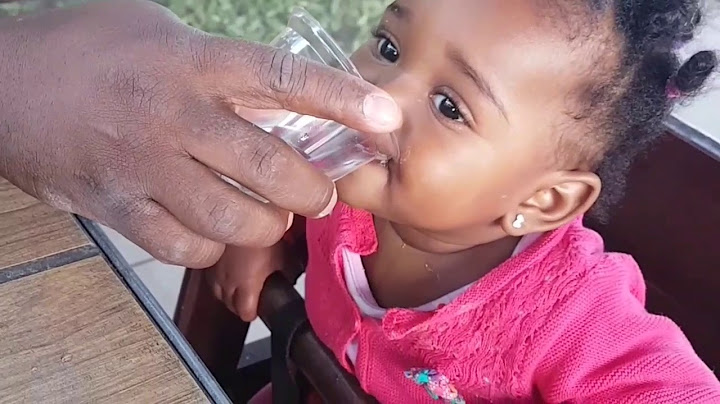 Apres une bonne biere version bebe boit de l'eau