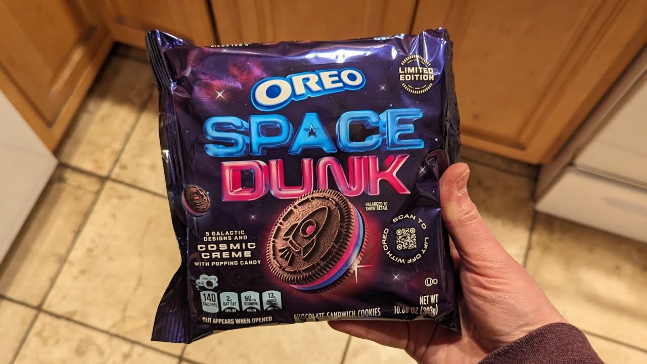 Trying Space Dunk Oreos! A Review Of These Limited Edition Cosmic Creme ...