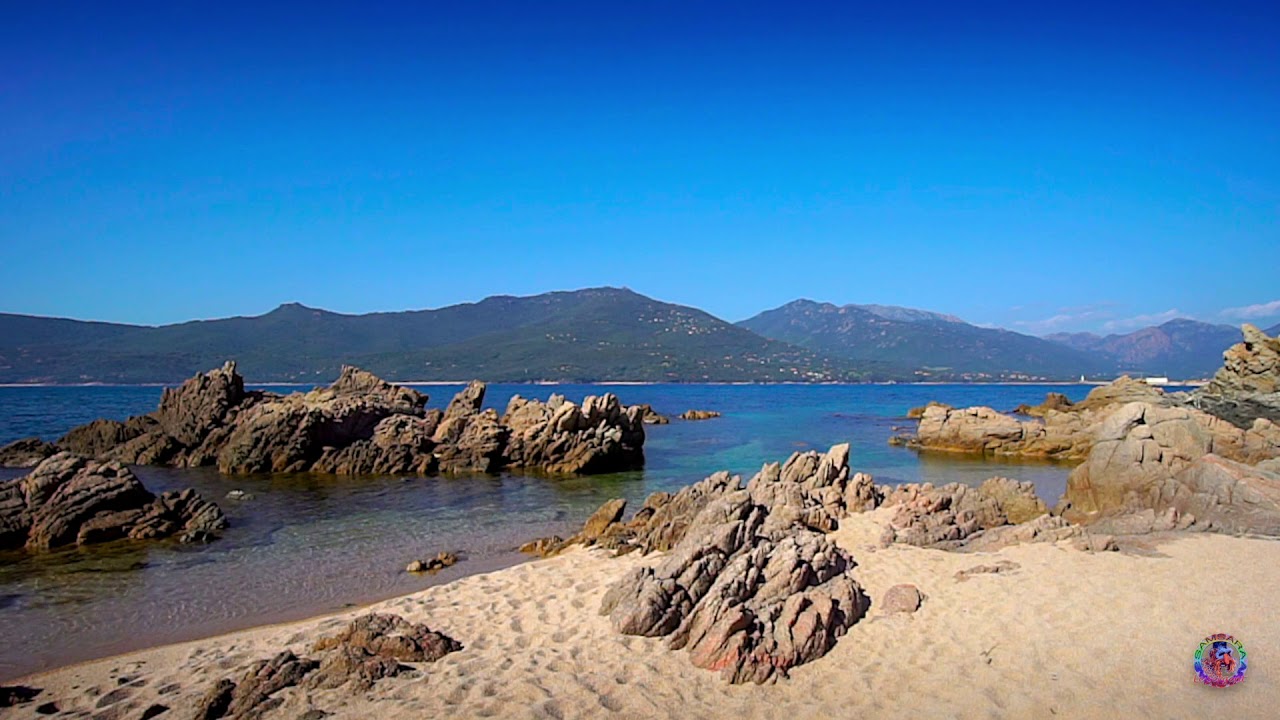 Jolie Crique à la plage de Capu Laurosu à Propriano en Corse dans le