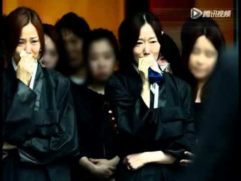 孙泰英父亲出殡痛哭 权相佑抱岳父遗像眼眶泛红