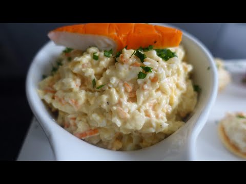 Vidéo: Comment Faire Une Salade De Fromage De Crabe Avec Des Boules