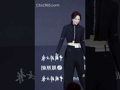 Tiểu Long Nữ Lý Nhược Đồng đi như chạy lên sân khấu ở tuổi 58 #李若彤