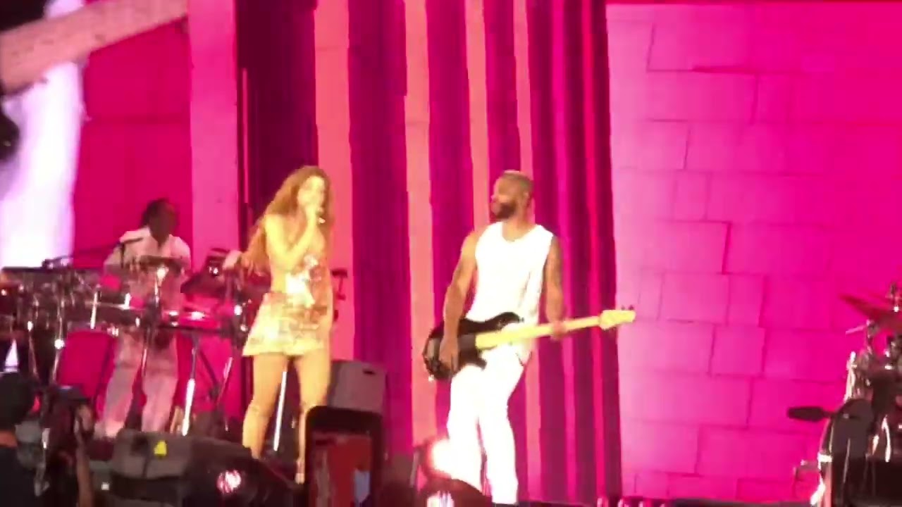 Shakira en el Zócalo de la Cuidad de México 