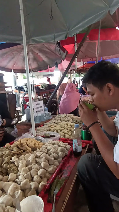 Makan pempek tumpah di bawah jembatan Ampera #palembang #amperabridge #pempek