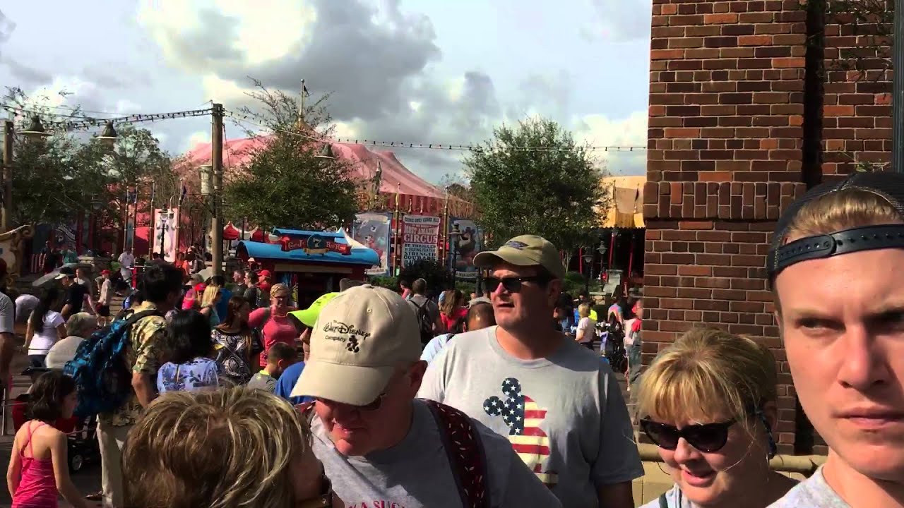 Holiday crowds pack Central Florida theme parks