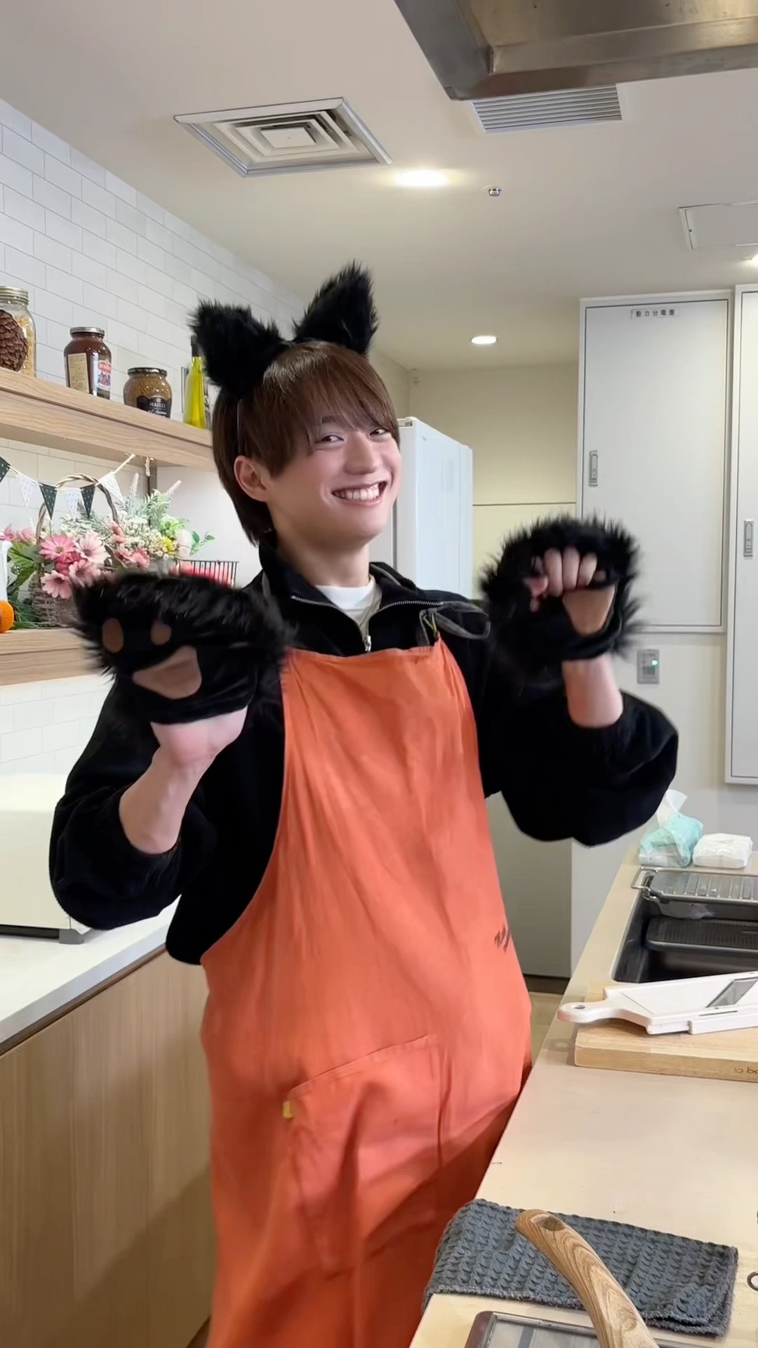 The front and back of the black cat 🐈‍⬛🩶Happy Halloween