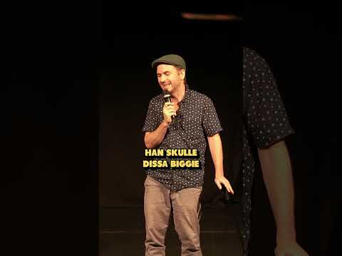 ”Den politiska debatten ”. Simon Gärdenfors kör standup och politisk satir live runt om i Sverige.