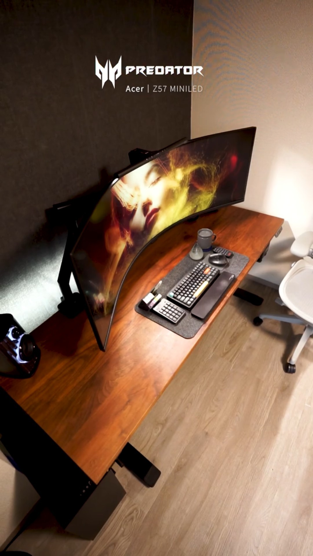 I tried out a super-large 57″ monitor with a resolution of