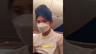 Pramugari Batik Air Berjalan Di lorong Pesawat