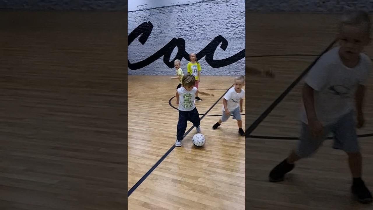 ДВОЙНЯШКИ ДАНЯ ЛЮБА ИГРАЮТ В ФУТБОЛ. Детский спорт. Внимание, ГОЛ! 