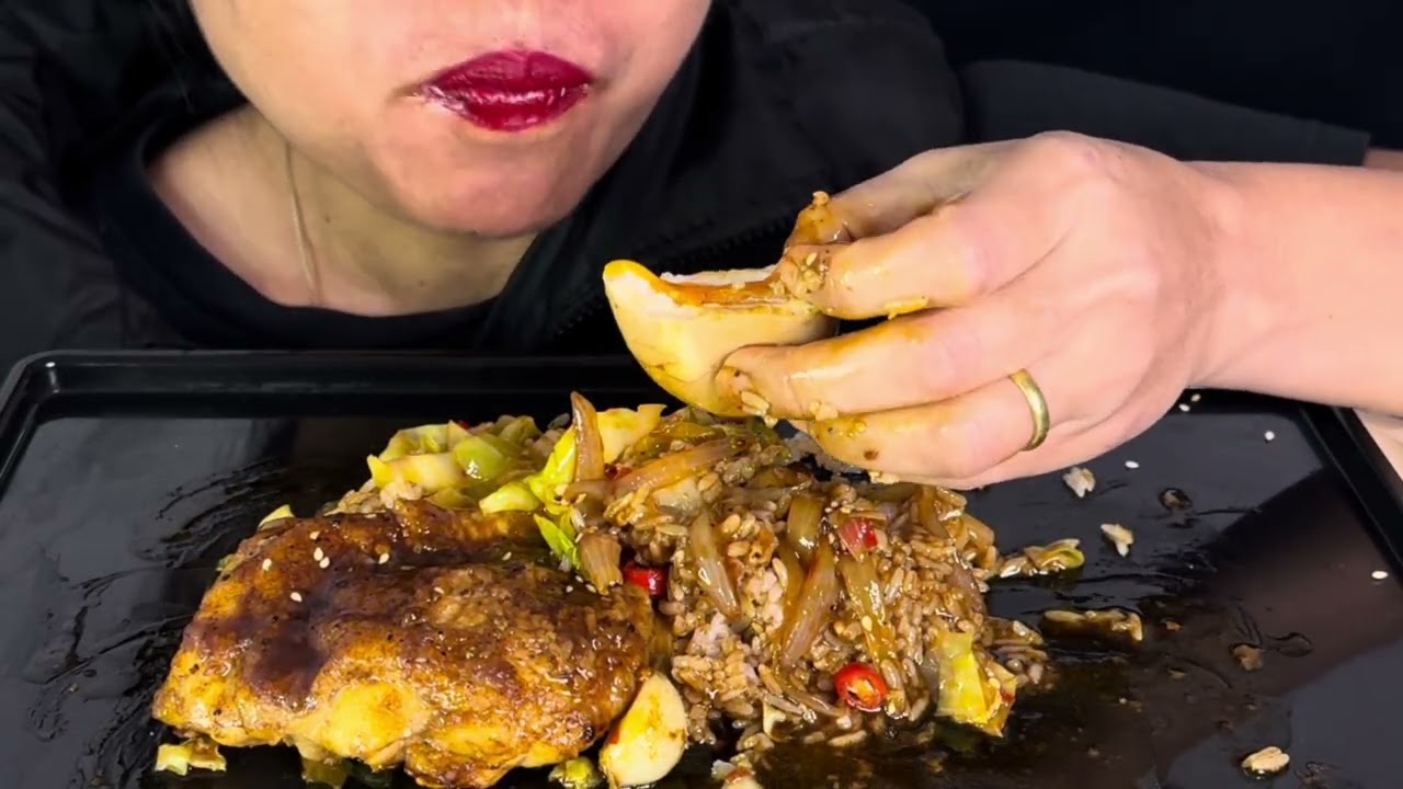 Eating chicken with rice and cabbage / thirith mukbang Asian food