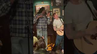【Ed Sheeran】Shaboozeyとエド・シーランが最高のコラボ歌唱✨フェス会場ならではの飛び入りに居合わせた人からは驚きの声が！#Edchella#Azizam ​⁠⁠@EdSheeran