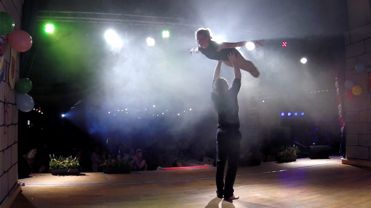 Akrobatik Auftritt - Fasching Steinwiesen 2017 - Acrobatic Duo Elli & Flo