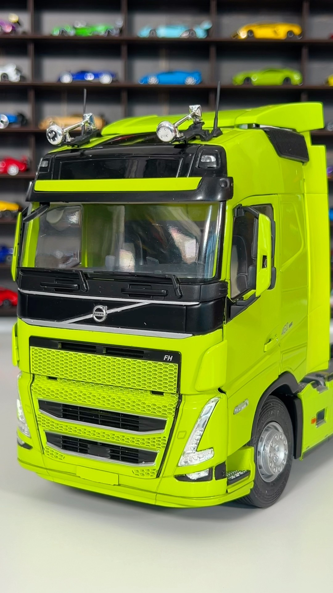 Solido Volvo FH Globetrotter XL Neon Green | 1:18 Diecast Truck