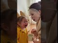 ママのパックにびっくりする子供