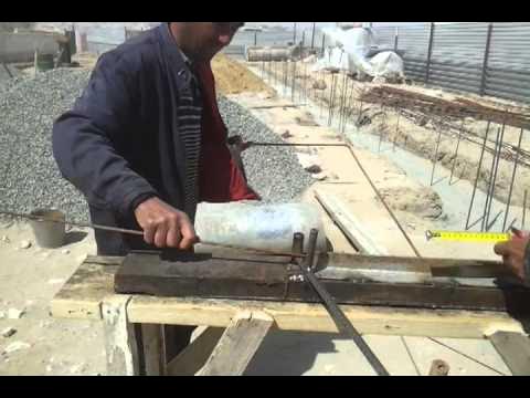 Инструмент для гнутия арматуры. Приспособление для гибки арматуры. Как выпрямить арматуру. Инструмент для связки арматуры для фундамента. Как выпрямить арматуру.