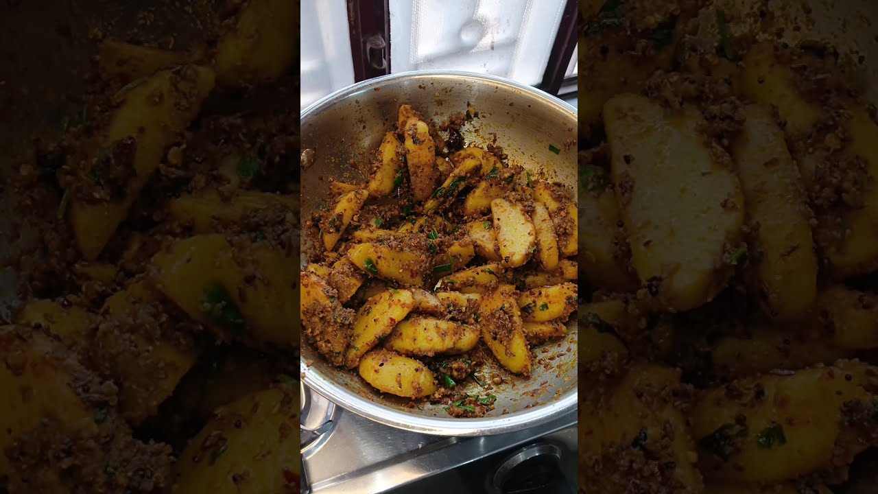 Спрос на чатпате с сухим картофелем, хари мирч и бунди райта растет не только среди детей, но и с...