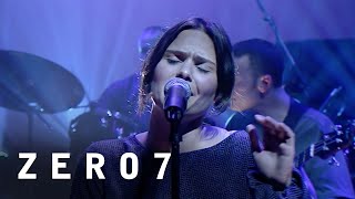 Zero 7 Feat. Sophie Barker - In The Waiting Line (Later... with Jools Holland, 19 October 2001) Resimi