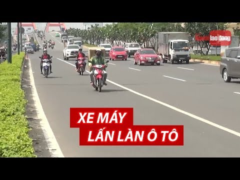 Video Bất chấp nguy hiểm, xe máy vẫn ngang nhiên lấn làn ôtô... - youtube