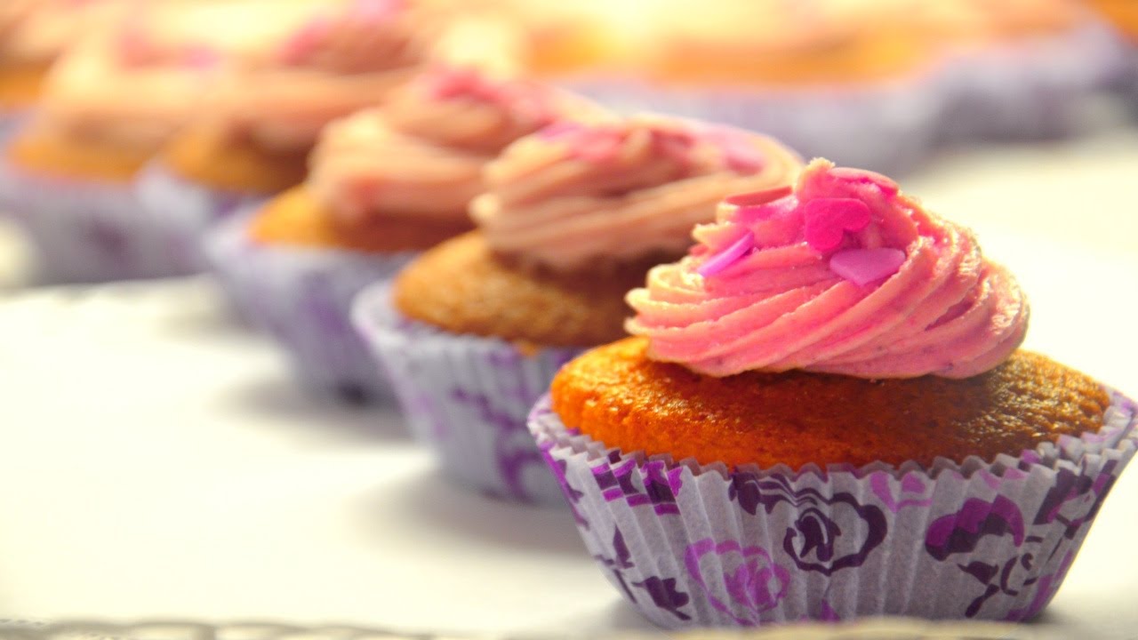 [Rezept] Vanille Muffins mit Erdbeer Buttercreme - YouTube