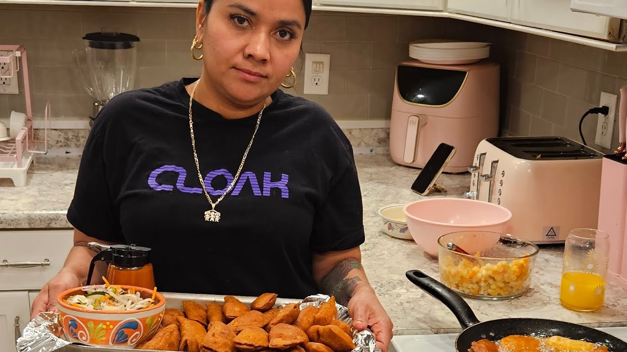 Doña lupe cosinando pastelitos salvadoreños 