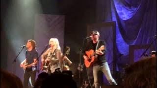 Emmylou Harris & the Nash Ramblers 'Guitar Town' song by Steve Earle (Ryman Auditorium, 2 May 2017)