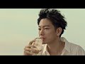 佐藤健、幻想的な世界でハイボールを堪能 5パターンのナレーションにも注目『知多 風香るハイボール』CM